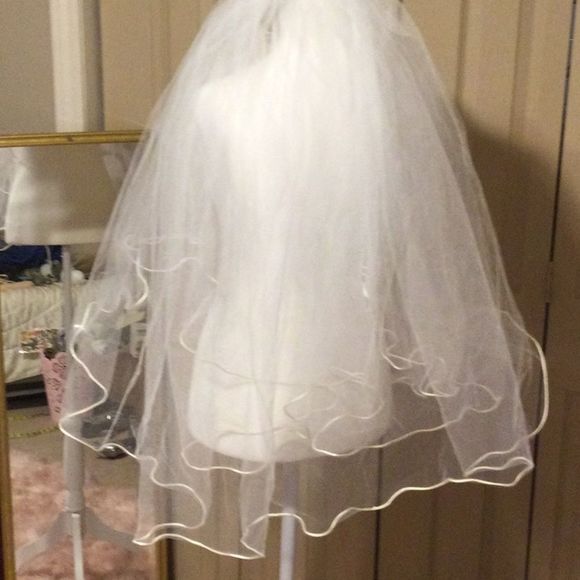 David’s bridal 4 layer white wedding veil. Like new 2 combs to keep it secure. - Picture 2 of 9